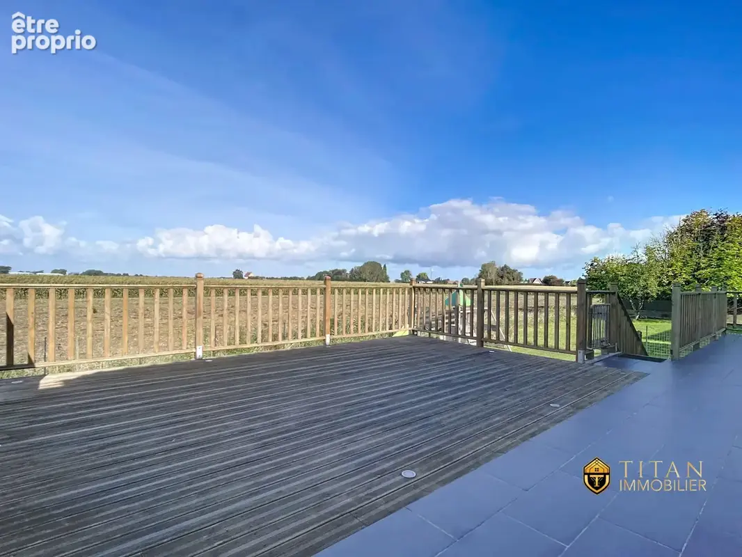 Maison familiale atypique de 180 m2 - 4 chambres - jardin exposé Sud-Ouest- garage - Rexpoëde (59122) - Titan Immobilier