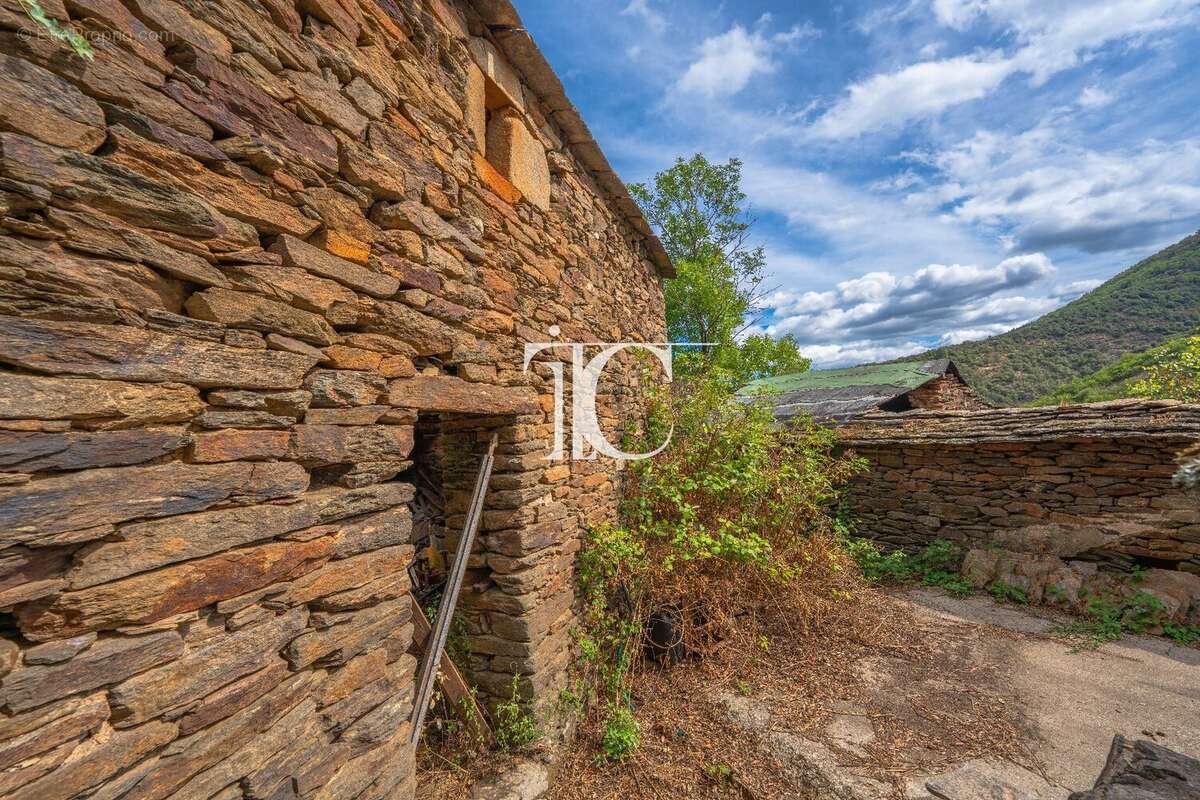 Mas du xviii? à restaurer avec 5 ha de terrain - photo 17