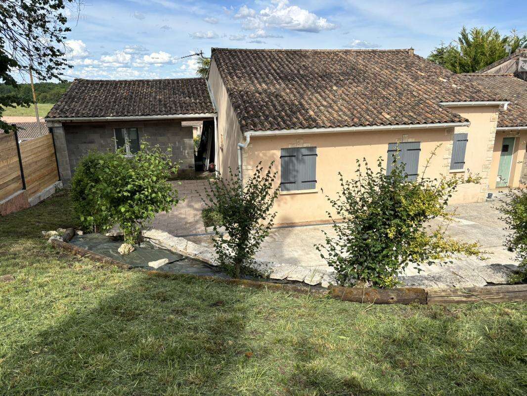 Maison à ROULLET-SAINT-ESTEPHE