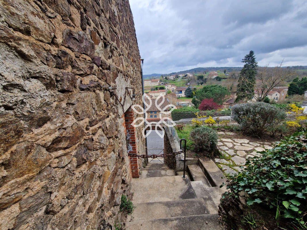 Maison avec jardin, terrasse, dépendances et fort potentiel - photo 15