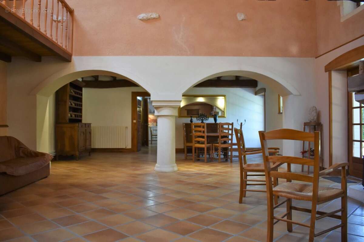 Maison à SAINT-PIERRE-DE-JUILLERS