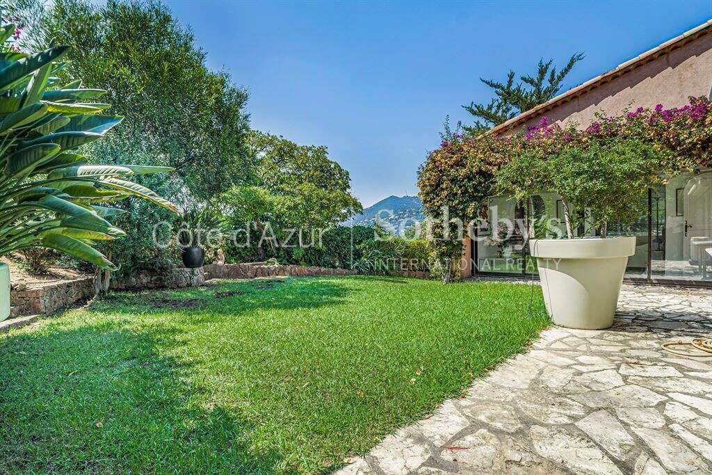 Théoule-sur-Mer, villa de quatre chambres avec piscine et terrain plat de 1 465 m² - photo 4