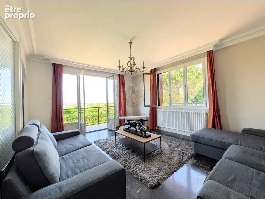 Opportunité rare à Saint-Genis-Laval   Maison avec vue Lyon & fort potentiel - Terrain de 2000m2 - photo 4