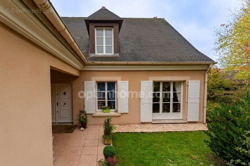 SAINT-PRIX, VAL D’OISE (95) : Propriété de 230 m² habitables (255 m² au sol) - 9 pièces principales - 7 chambres - 3 garages – P - photo 20