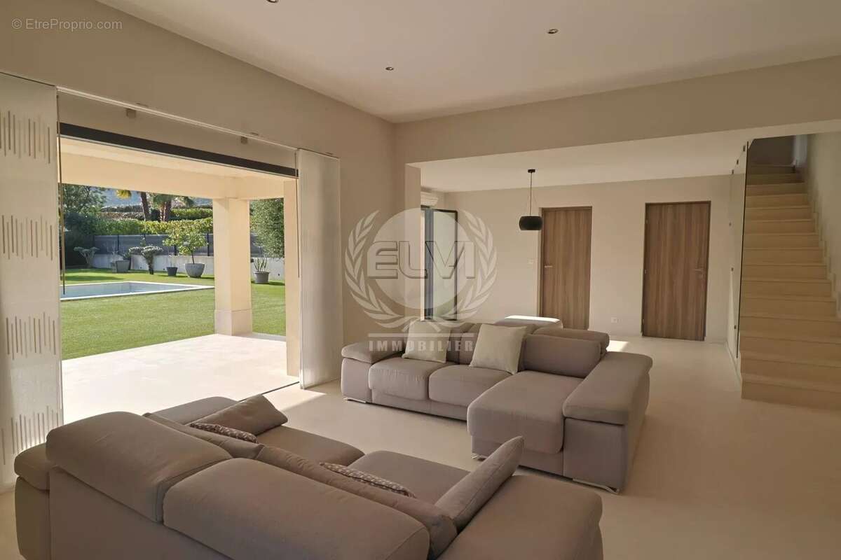 Maison à PLAN-DE-LA-TOUR