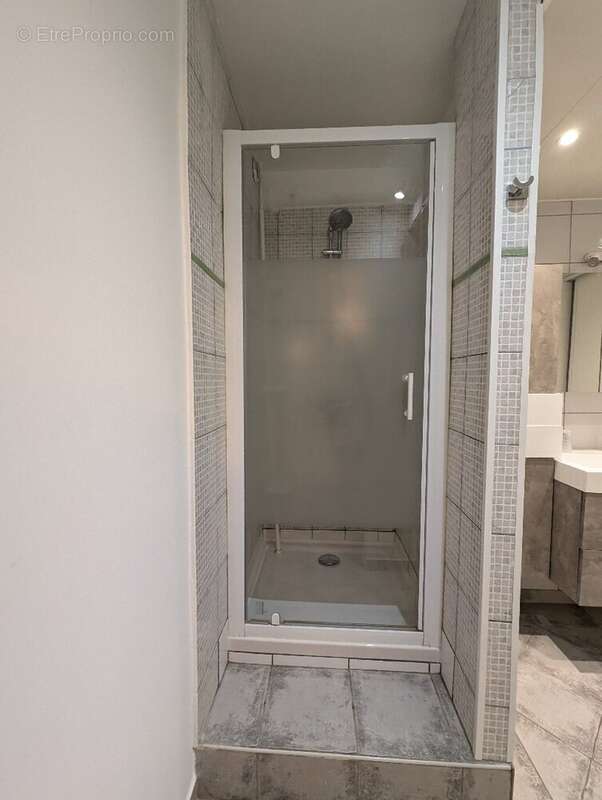 Saint-Aygulf - T2 vendu loué à 50 m de la plage - loyer 750  HC - parking privatif - photo 9