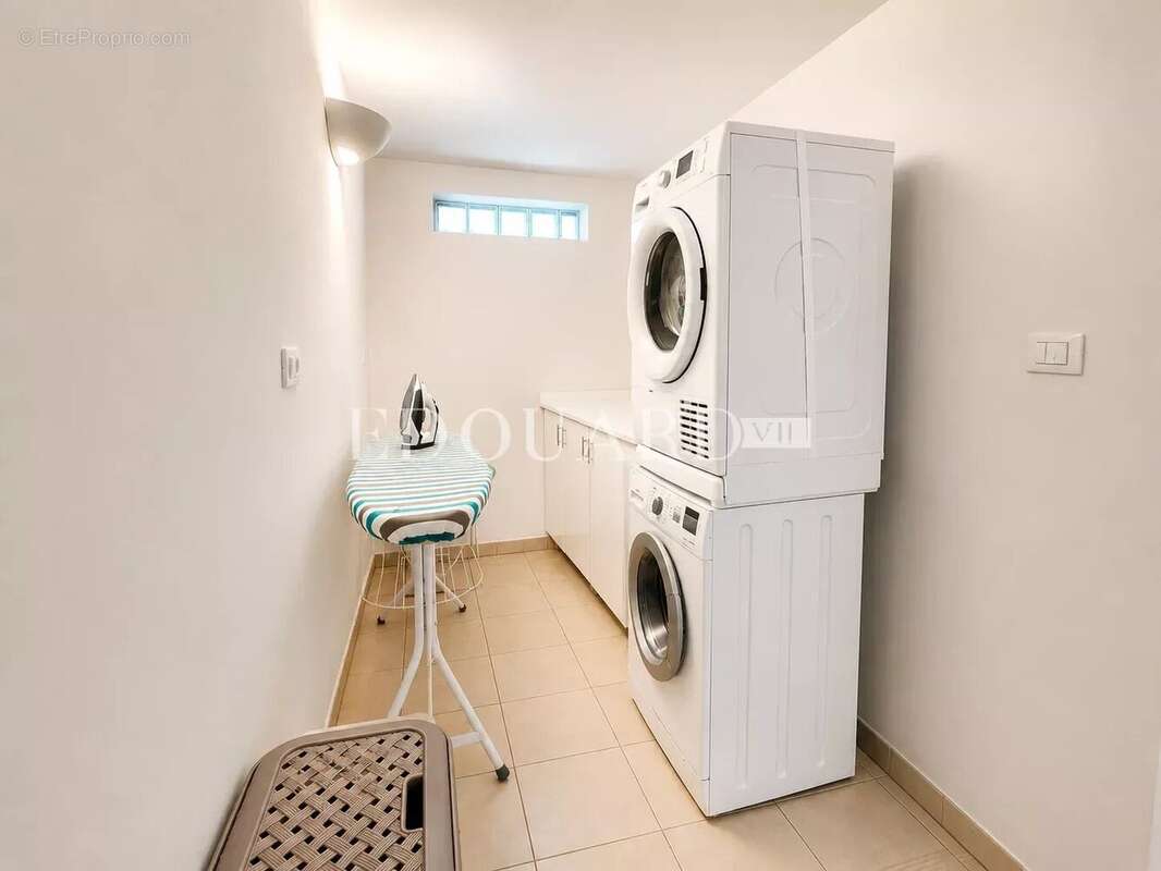 Villa indépendante à vendre, en excellent état avec piscine, jardin plat et vaste parking extérieur - photo 11