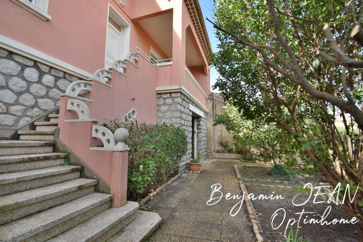 SÉRIGNAN – Ensemble immobilier rare en cœur de ville - photo 2