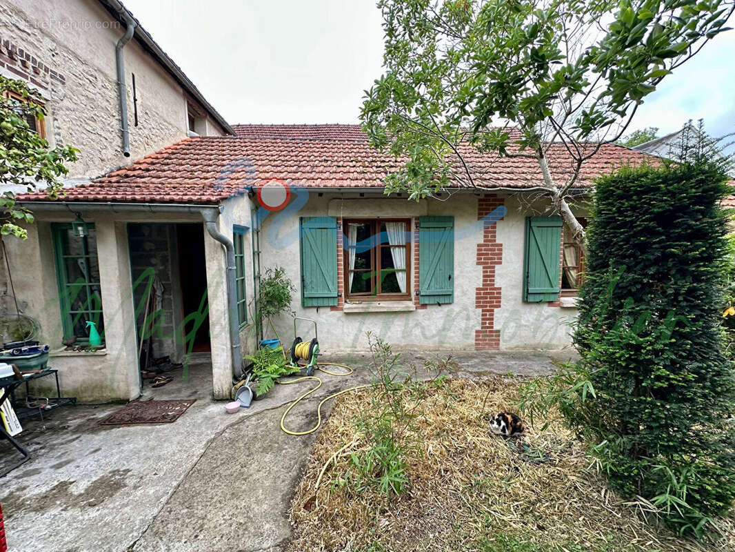 Maison à SAINTE-GENEVIEVE-LES-GASNY