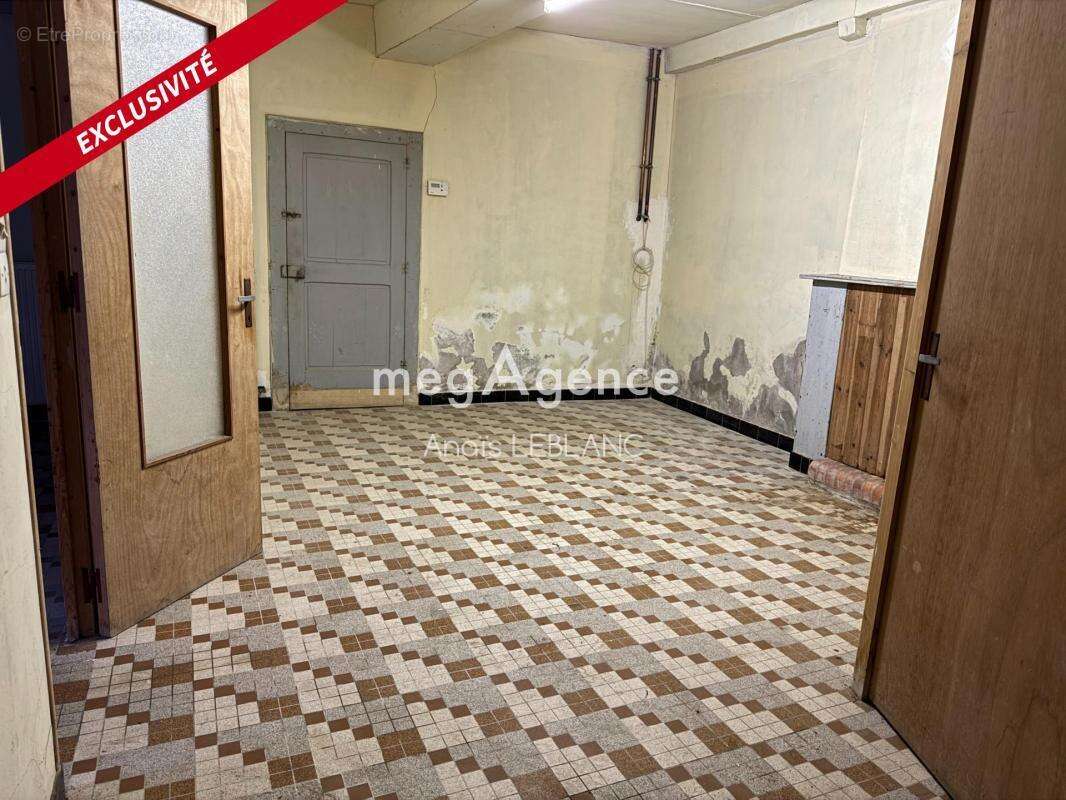 Maison à MONTREUIL-POULAY