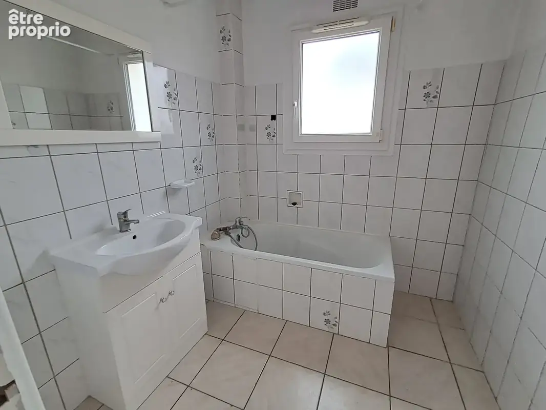 Chateau gontier , appartement de 55m2 avec garage et cave - photo 5