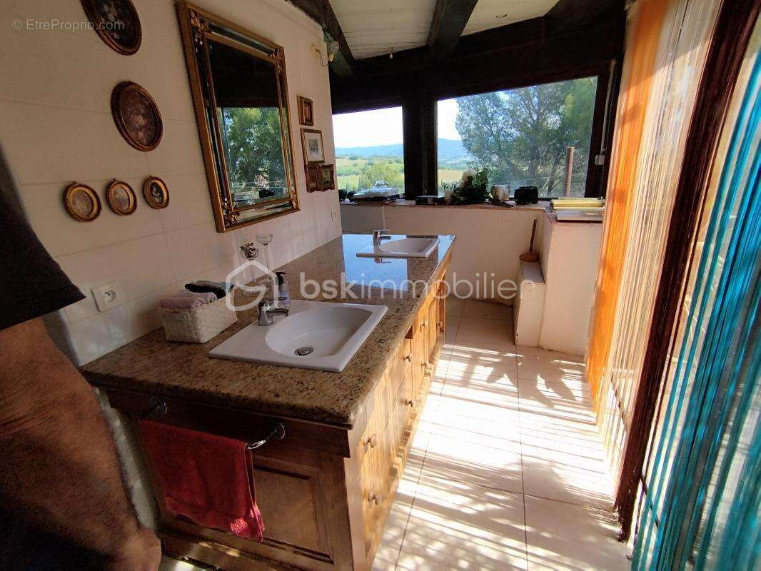 Propriété de 2 habitations et hangars - photo 8