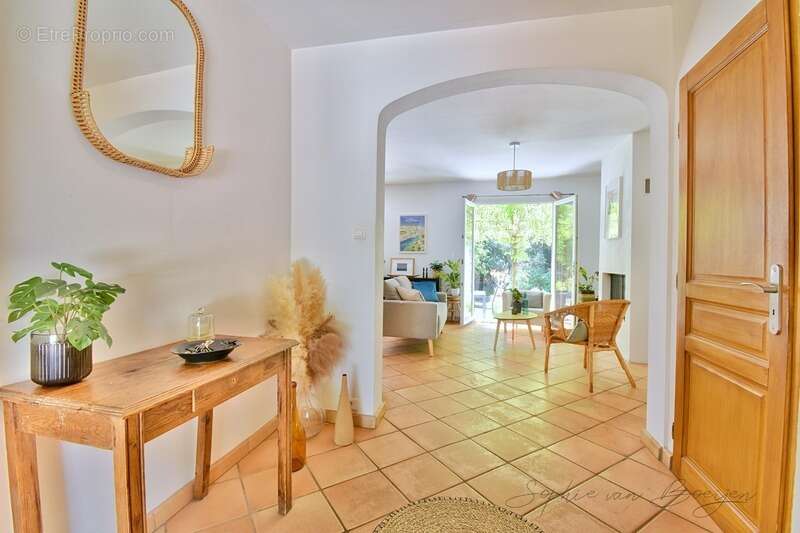 Maison à vendre 7 pièces SAINT MARC JAUMEGARDE (13), de 140 m² sur plus de 1 400 m², 4 chambres, au calme - photo 6