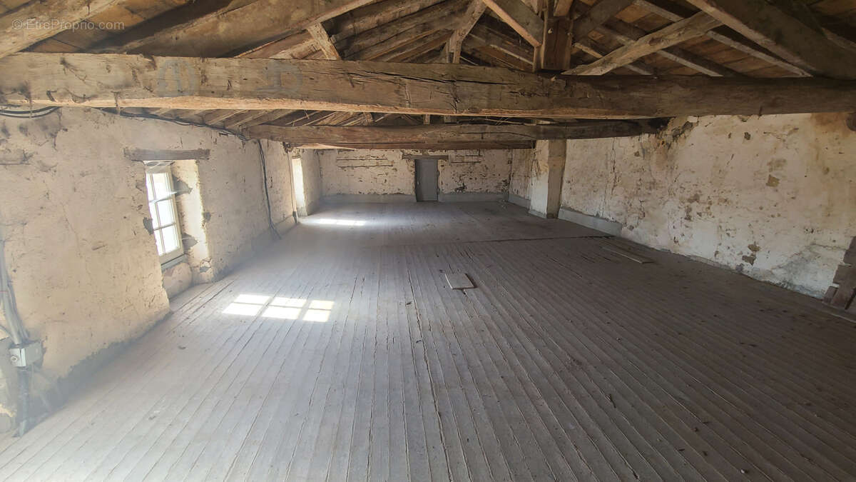 Maison à LA CHAIZE-LE-VICOMTE