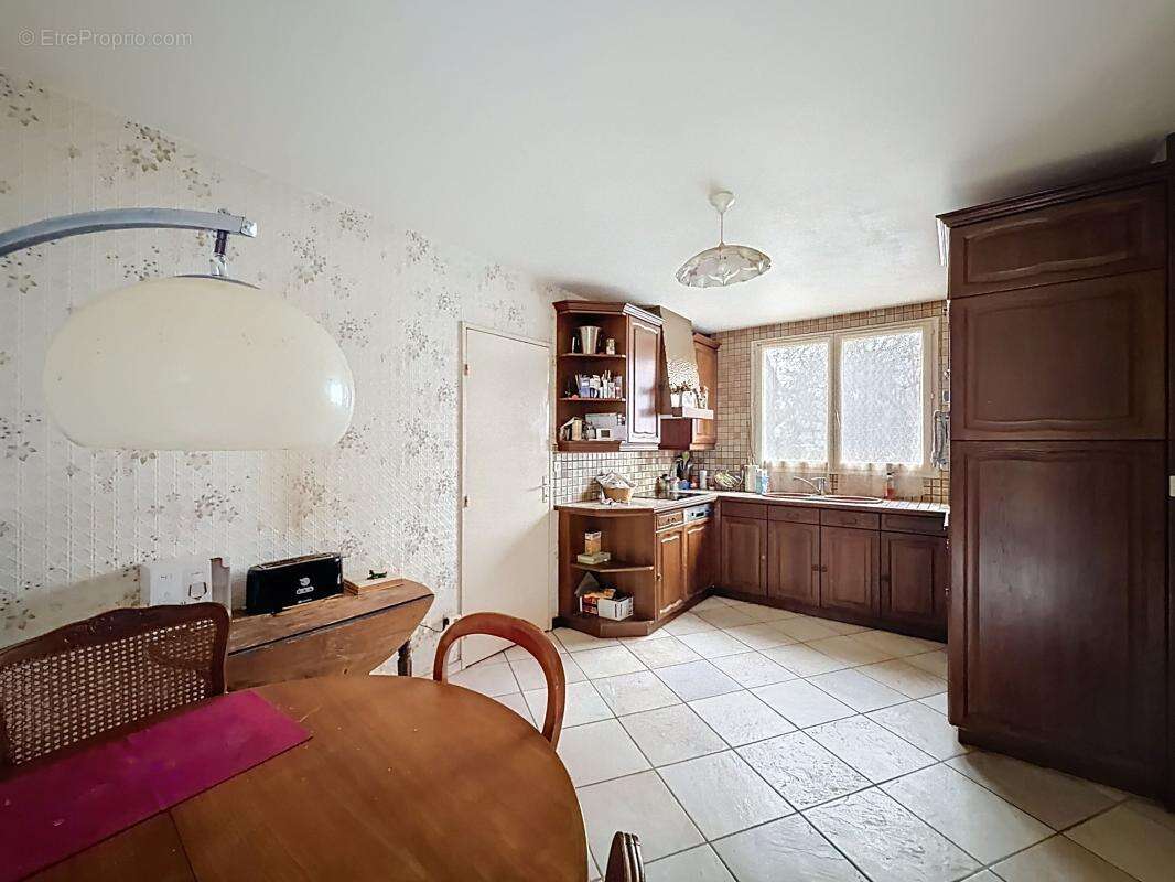 Maison à VOISINS-LE-BRETONNEUX