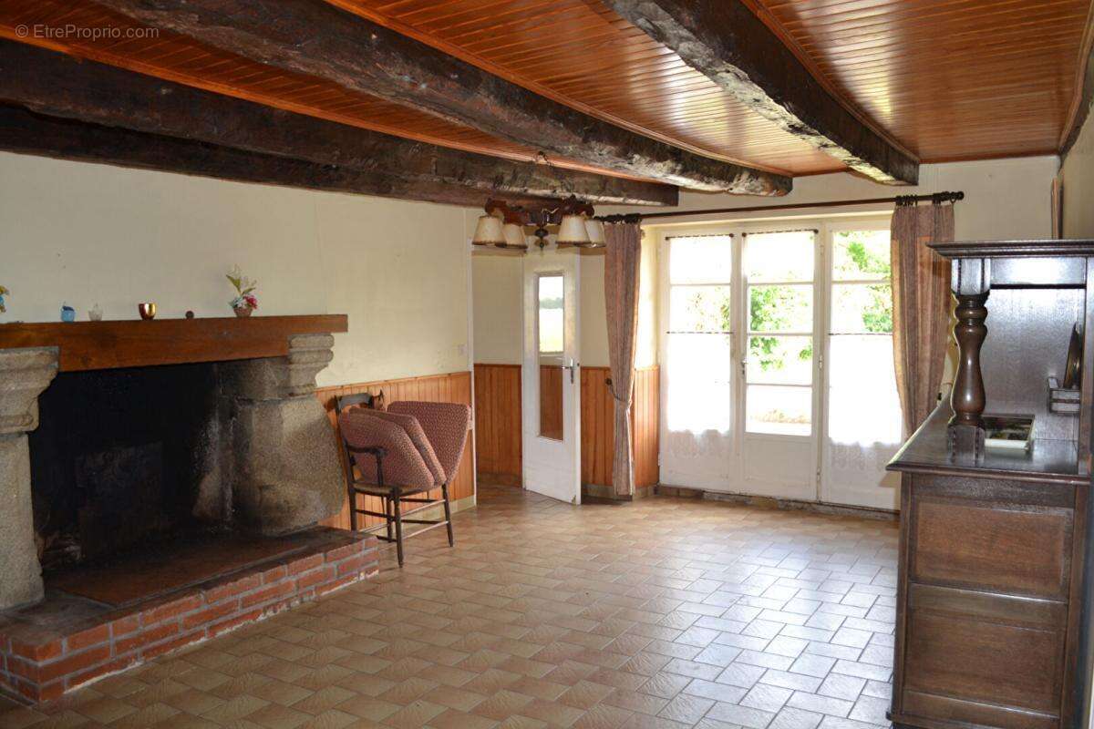 Ancienne ferme avec dépendances . fort potentiel . environnement calme - photo 4