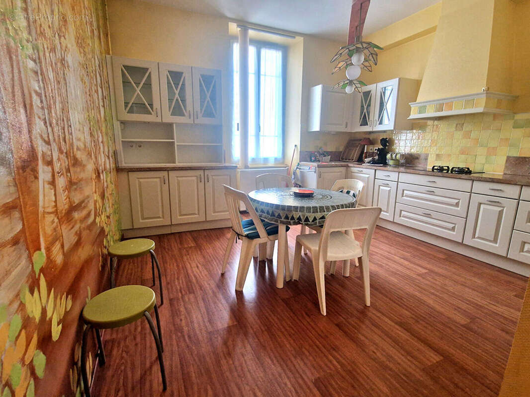 Maison de caractère restaurée avec jardin et garage - photo 10
