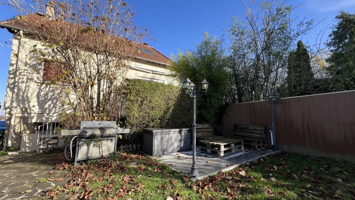 Maison à LES CLAYES-SOUS-BOIS