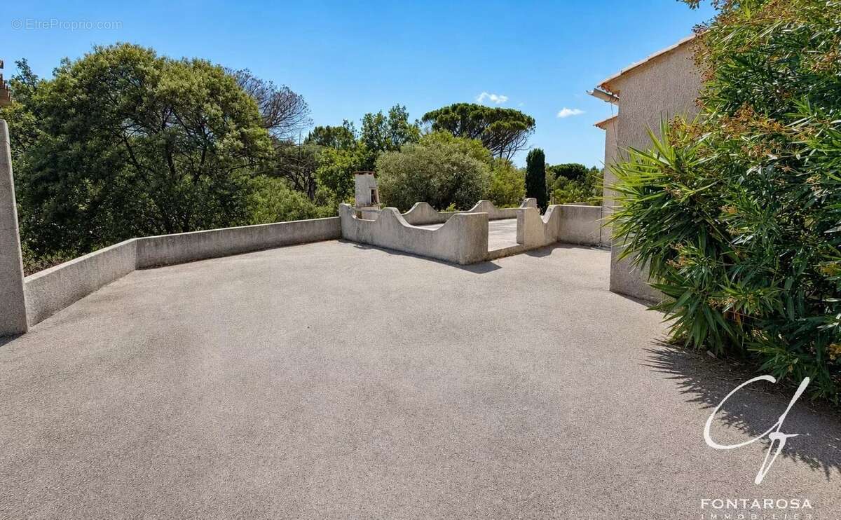 Fréjus – Quartier des Compassis  Maison rénovée de plain-pied avec mezzanine sur 1 811 m² de terrain - photo 2