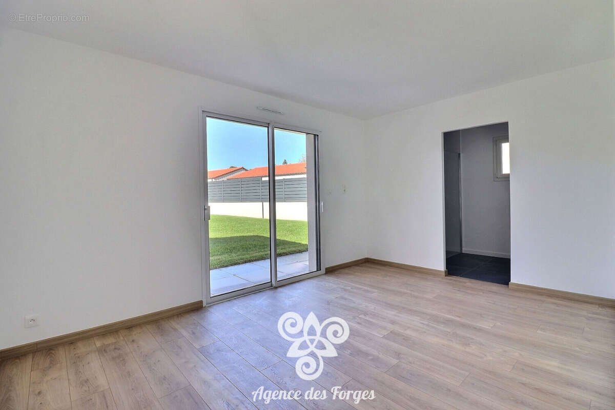 Maison à SAINT-MACAIRE-EN-MAUGES