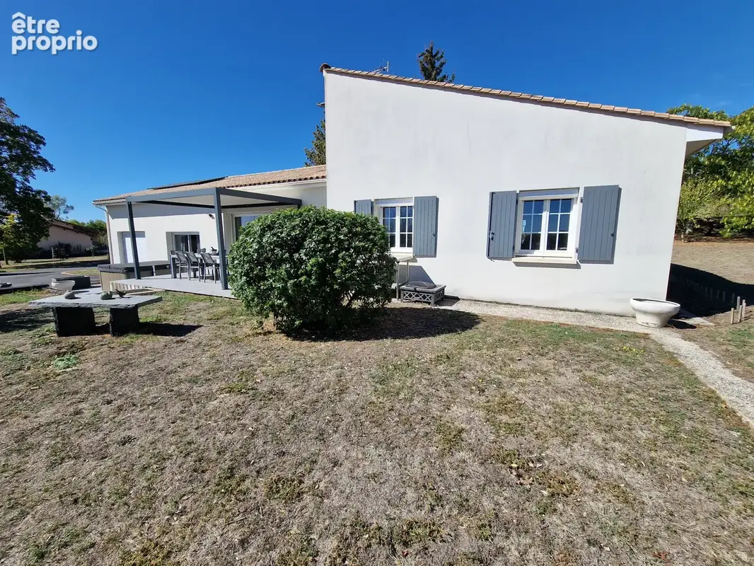 Belle contemporaine avec 4 chambres et 2 garages sur un terrain arboré de 3065m2 - photo 6