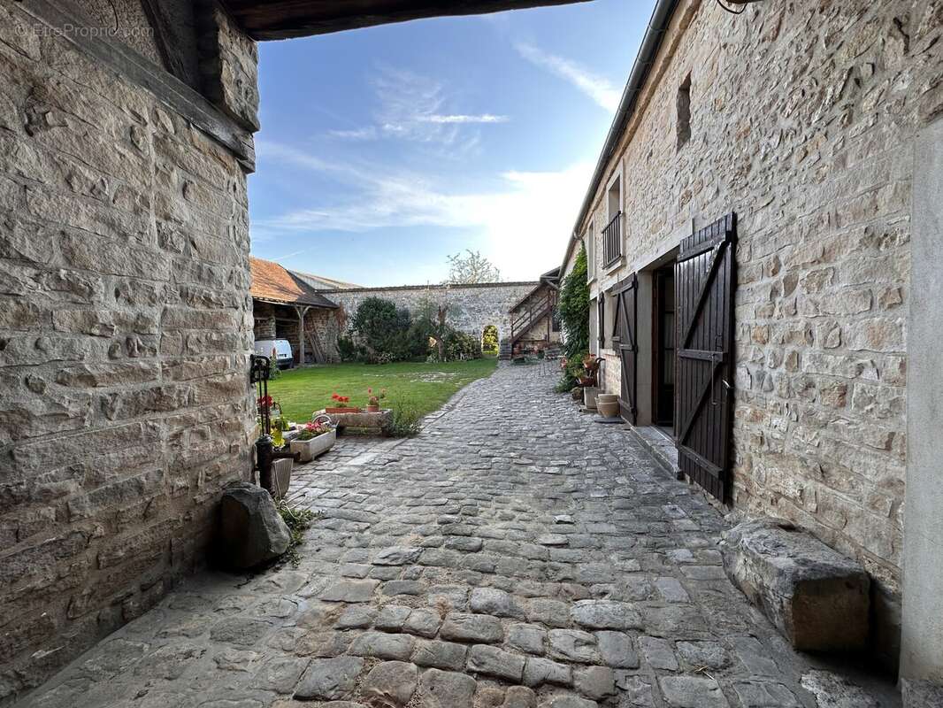 Maison 251 m² à Milly-La-Foret  - photo 2