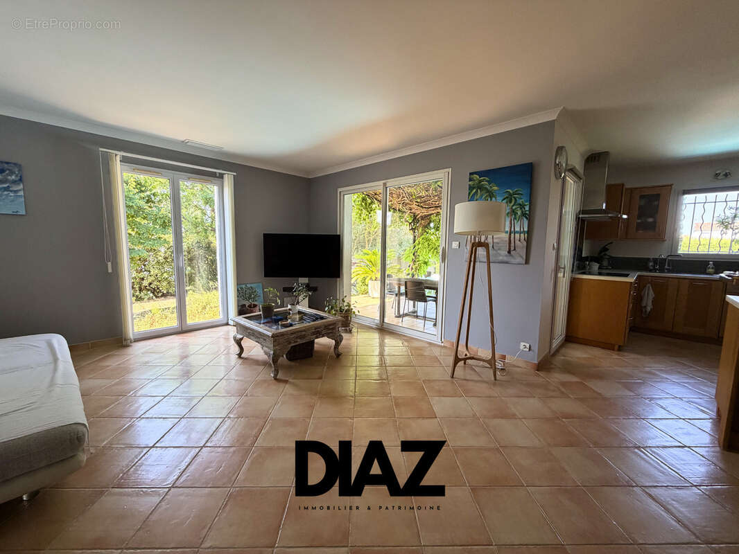 SAINT-CHAPTES   Villa de plain-pied 6 pièces de 120 m2 avec piscine et jardin paysagé - photo 4