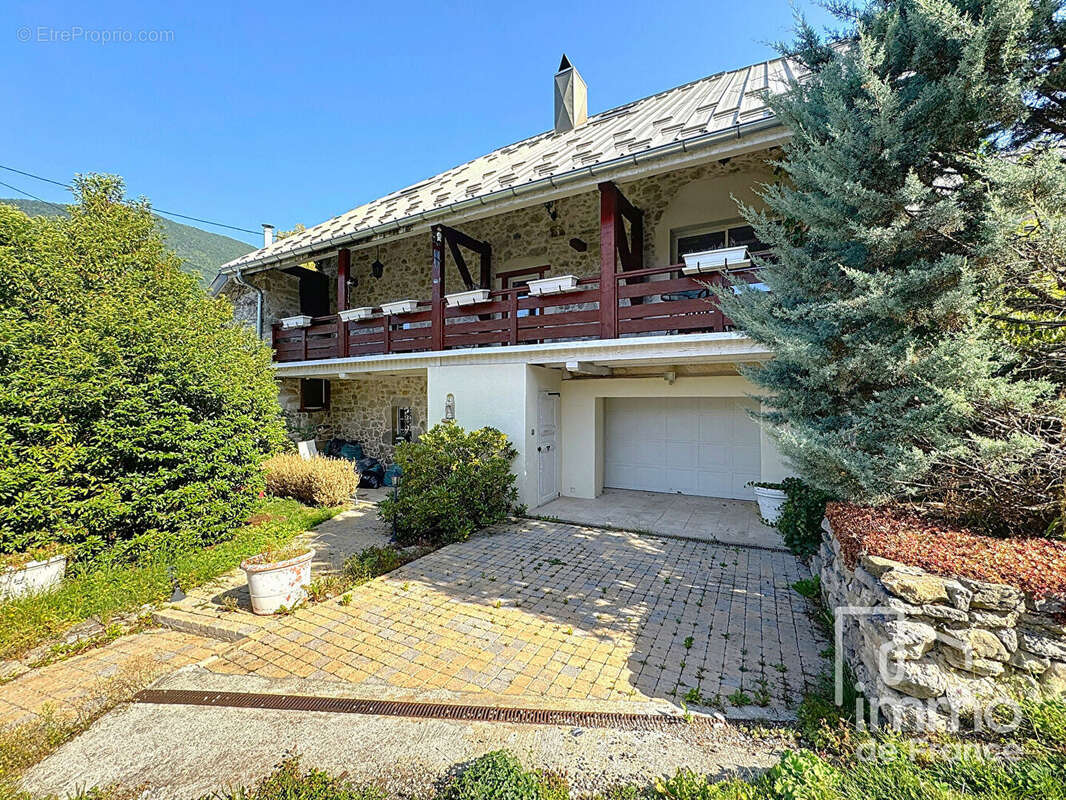 Maison à CHEZERY-FORENS