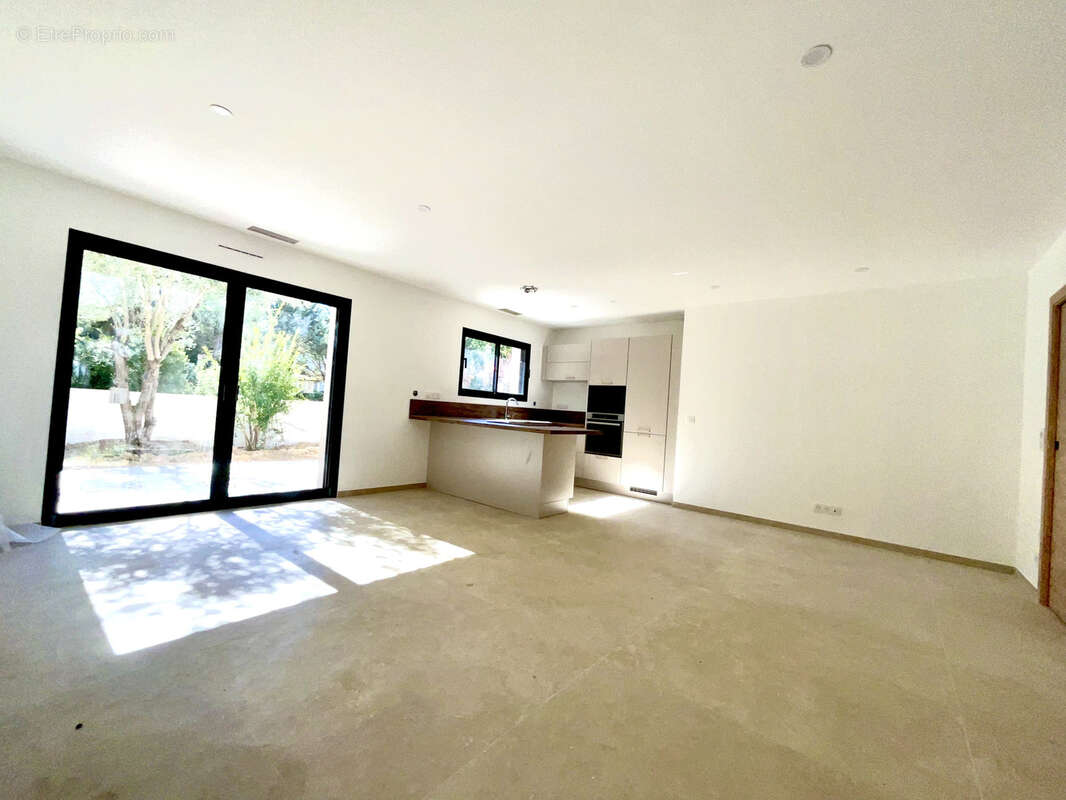 Maison à LE PUY-SAINTE-REPARADE