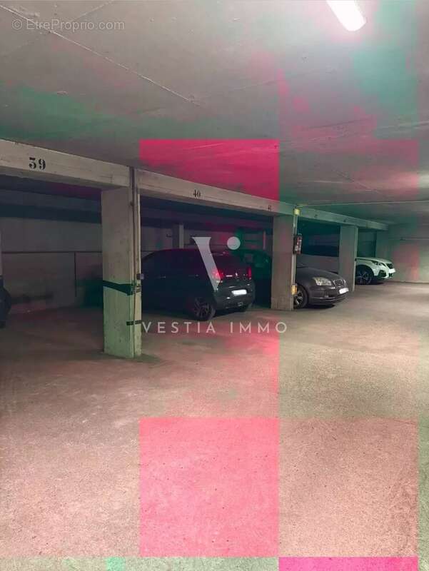 Parking à PARIS-17E