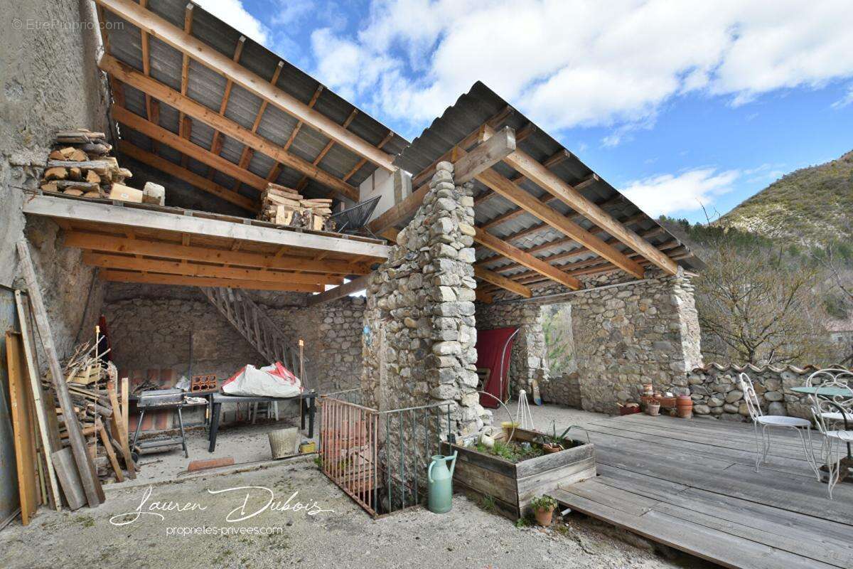 SERRES - Charmante maison de ville de 122 m² avec jardin, garages et dépendances - photo 14