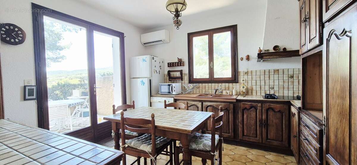 Maison à CEYRESTE