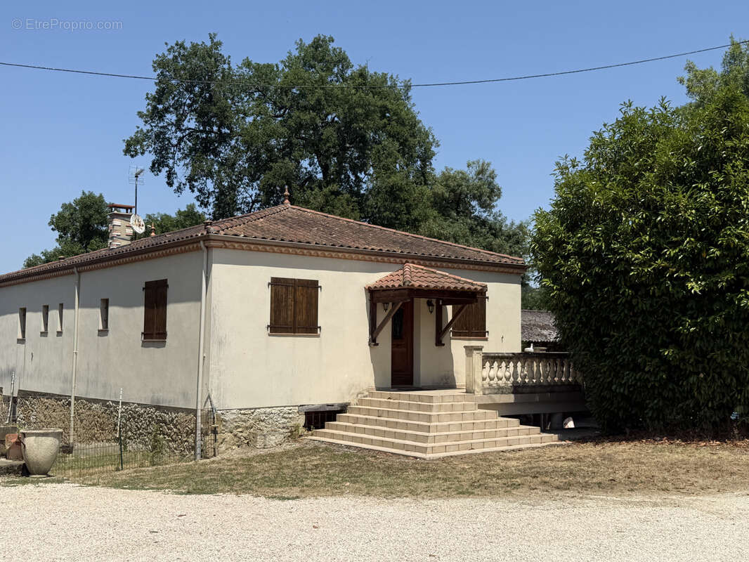 Propriété de caractère sur près de 4 hectares avec deux habitations et vastes dépendances - photo 9