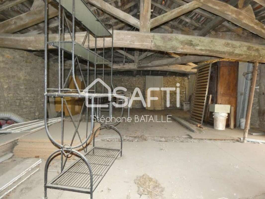 Commerce 49 m² à Saint-Jean-De-Sauves  - photo 6