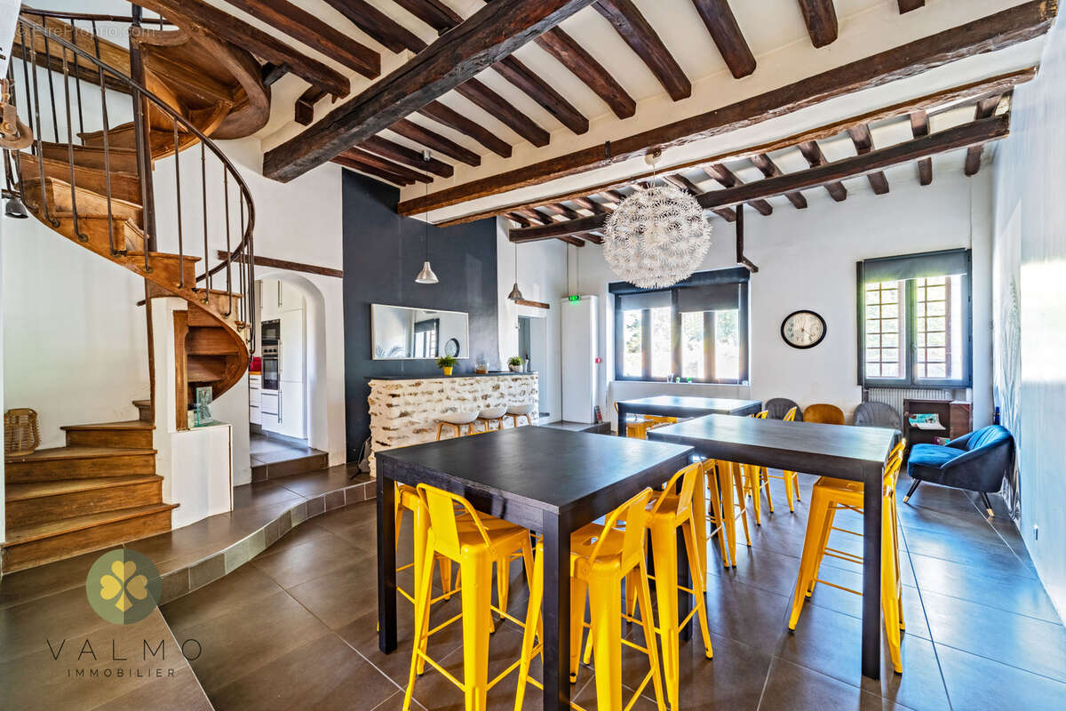 Maison à LA QUEUE-LES-YVELINES