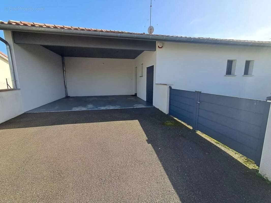 Maison à SAUGNAC-ET-CAMBRAN