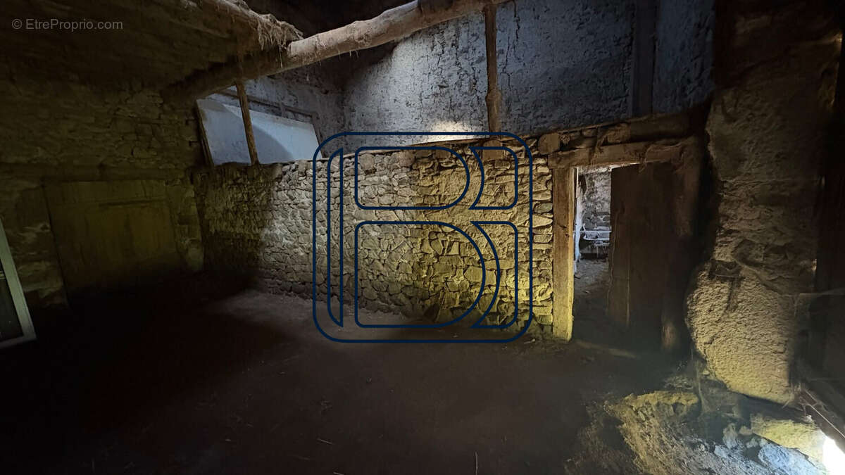 Maison à SAINT-AMANT-ROCHE-SAVINE