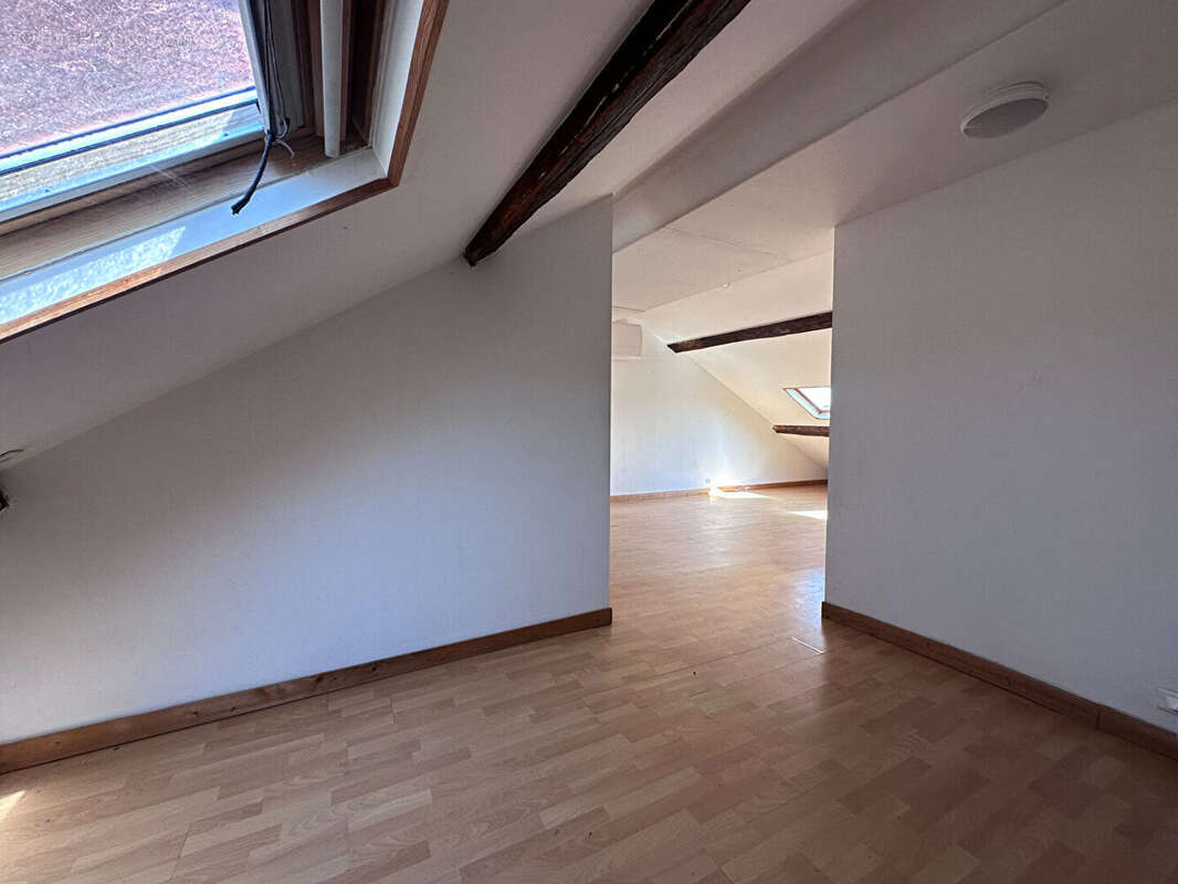 Deux studios à réunir en dernier étage avec ascenseur et vue dégagée - photo 4