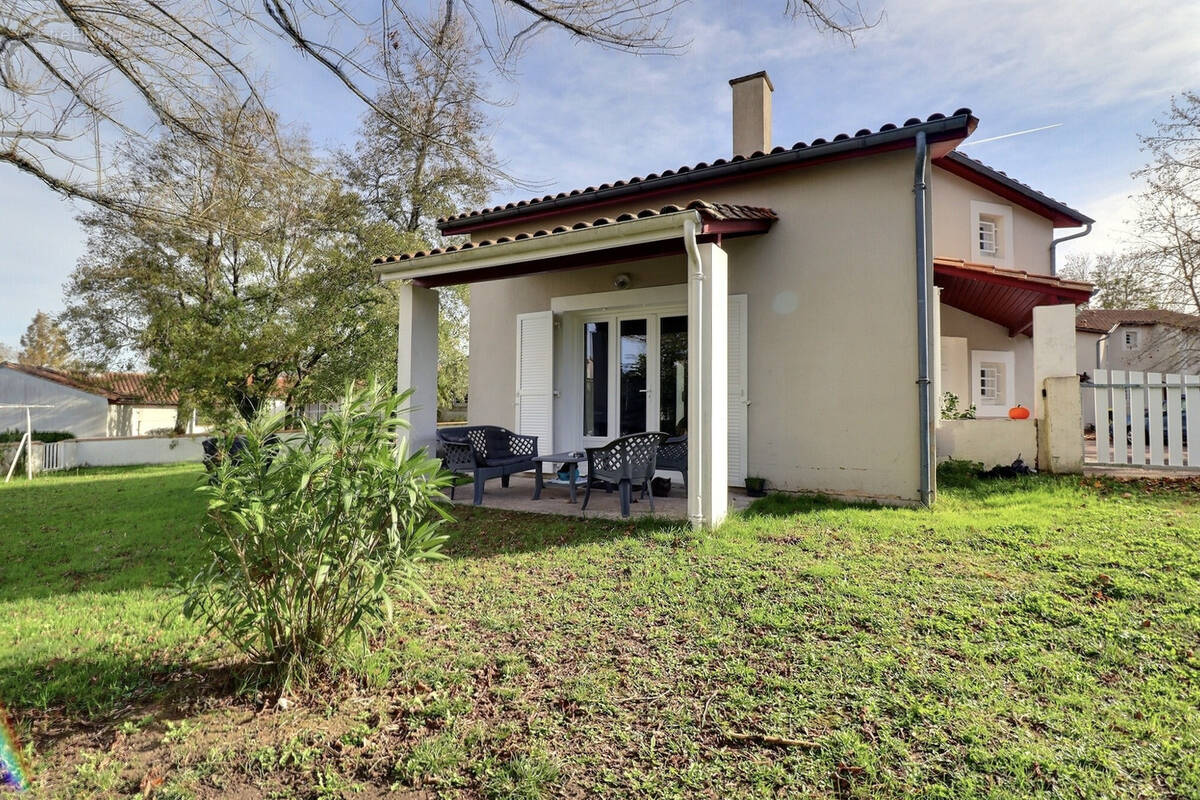 Maison à SAINT-SEURIN-DE-CURSAC