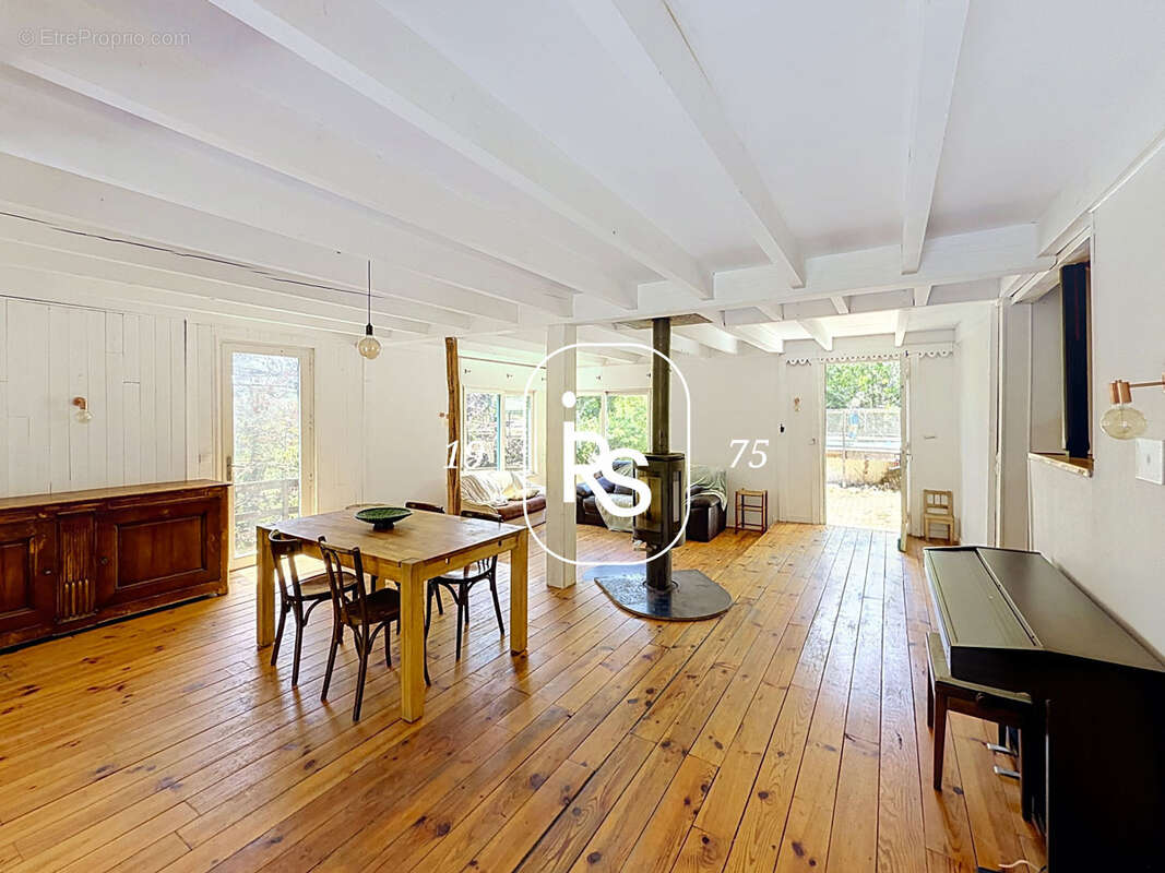Une lumineuse maison en bois de 143 m2 habitables au milieu d’un terrain arboré de 3407 m2 avec piscine et dép - photo 7