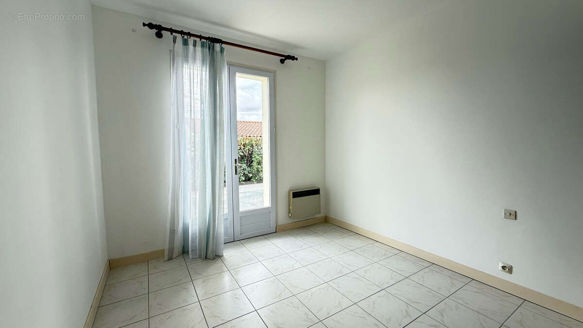 Maison de plain-pied centre bourg de coulon - photo 7