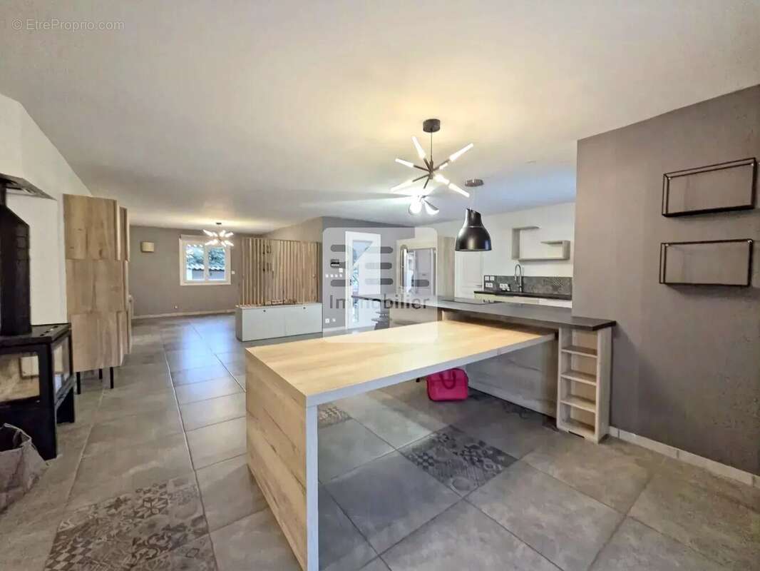 Maison à LA ROQUE-SUR-CEZE