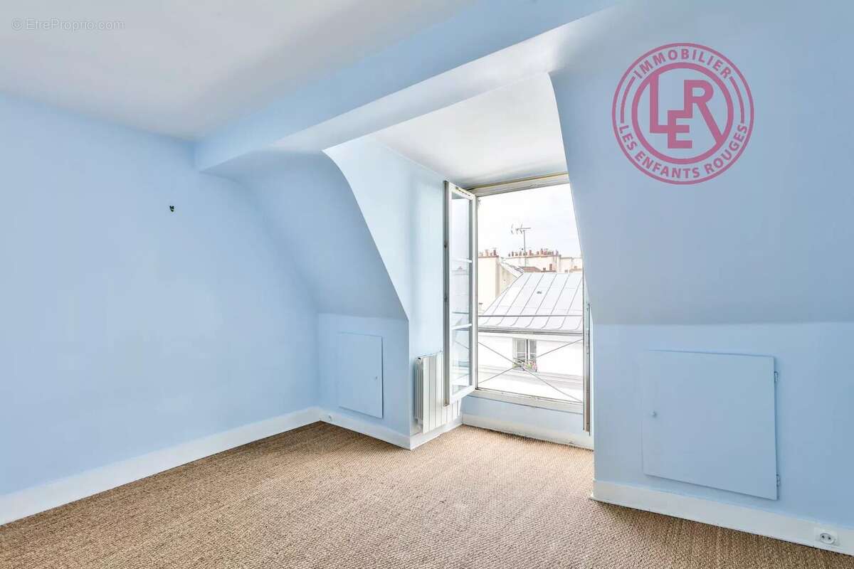 Paris 4ème  Arsenal - Rue de Birague - 2 pièces avec Vue et Balcon - photo 5