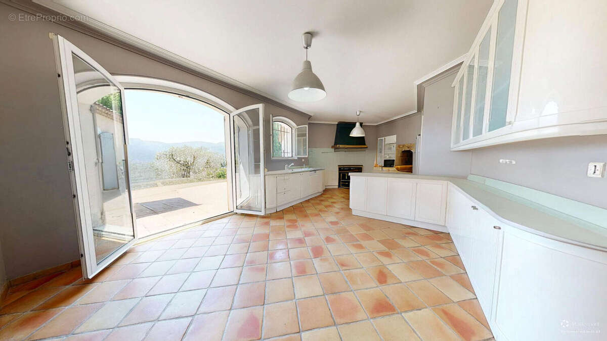 A vendre, Maison de Type 4 de plain-pied - Marseille 11e La Valentine ? 270 m², Vue panoramique & Piscine à débordement- 4 garag - photo 7