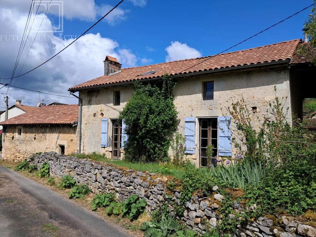 Maison à SAINT-FRONT-LA-RIVIERE