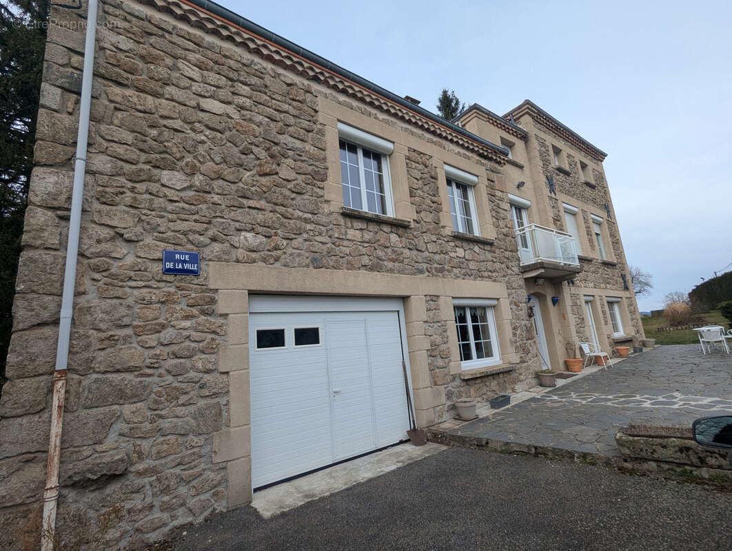 Maison à SAINT-VICTOR-MALESCOURS