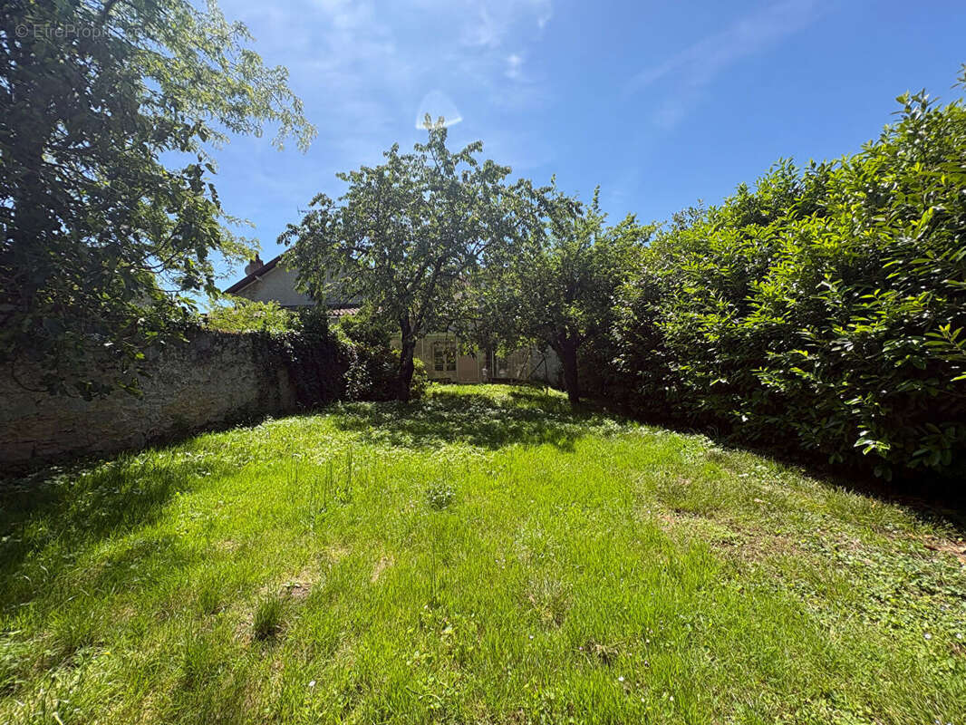 Maison à SAINT-LEONARD-DE-NOBLAT