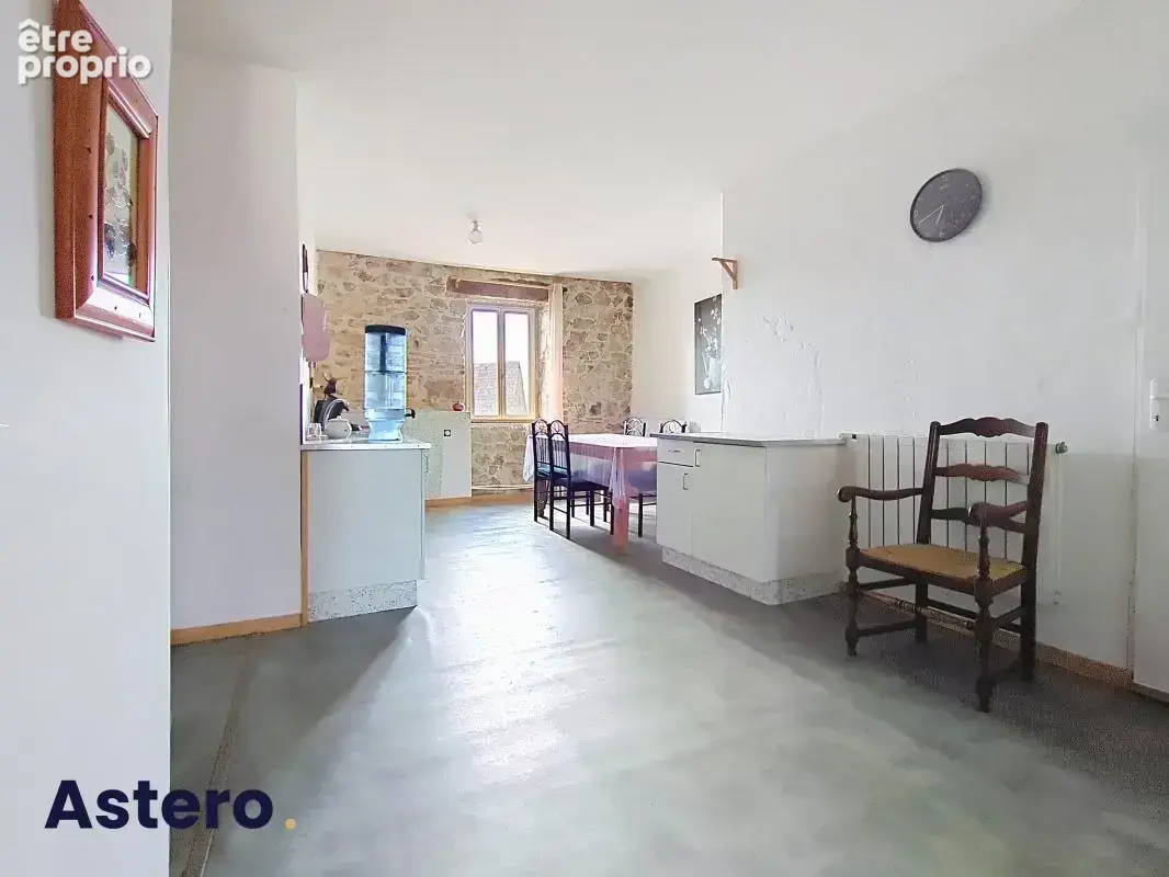 Combrailles (63)-maison de maitre en pierres 211m² renovee-4 chambres-jardin - photo 8