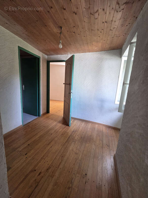 Maison de caractère en pierre - Charme authentique et fort potentiel de rénovation - photo 8