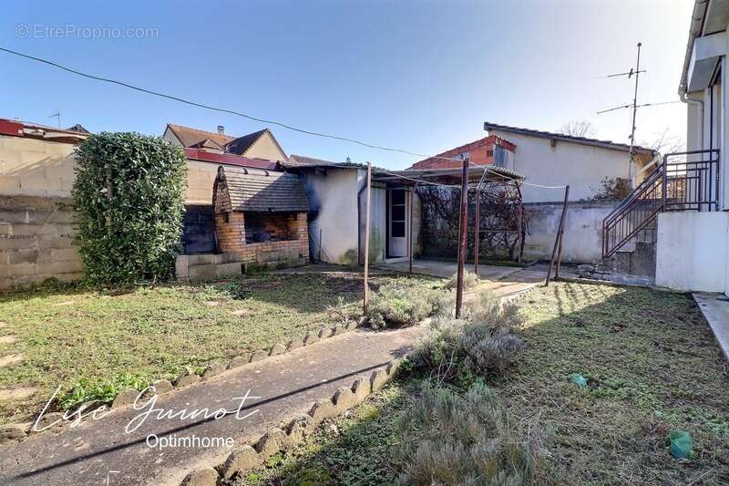 Maison à LES CLAYES-SOUS-BOIS